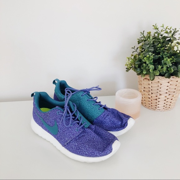 Nike Shoes - NIKE ROSHE RUNS!